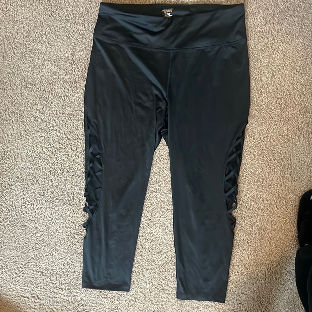 Avia capri style work out pants with cute cut out along leg